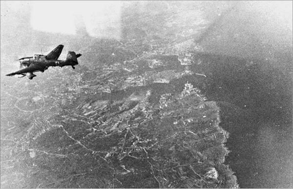 1225-Немецкий бомбардировщик Ю-87 в небе над Мальтой. 1941 г.